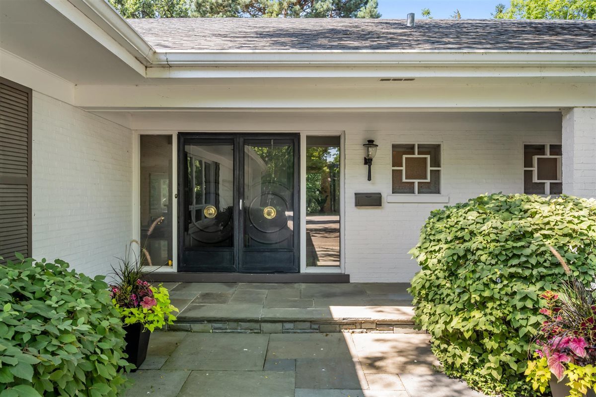 356 Sheridan Road Glencoe, IL 60022 - Photo 2 of 33 a front view of a house