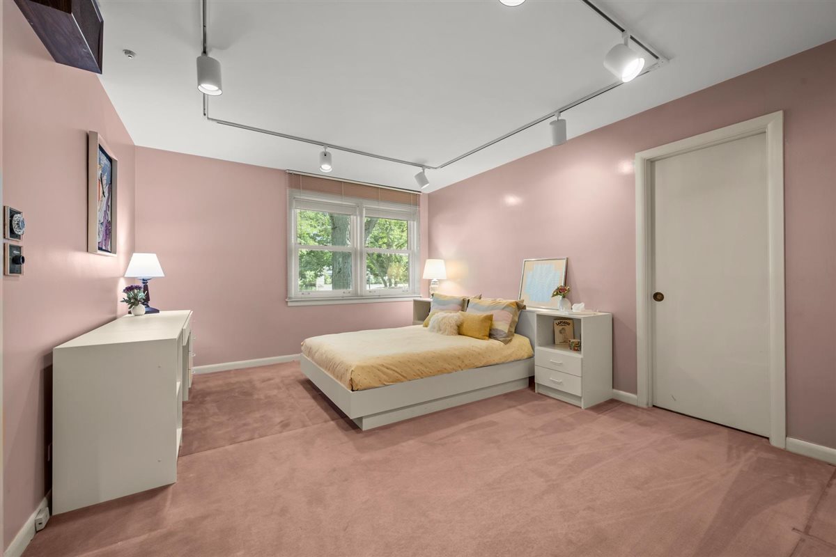 356 Sheridan Road Glencoe, IL 60022 - Photo 22 of 33 a spacious bedroom with a bed and a large window