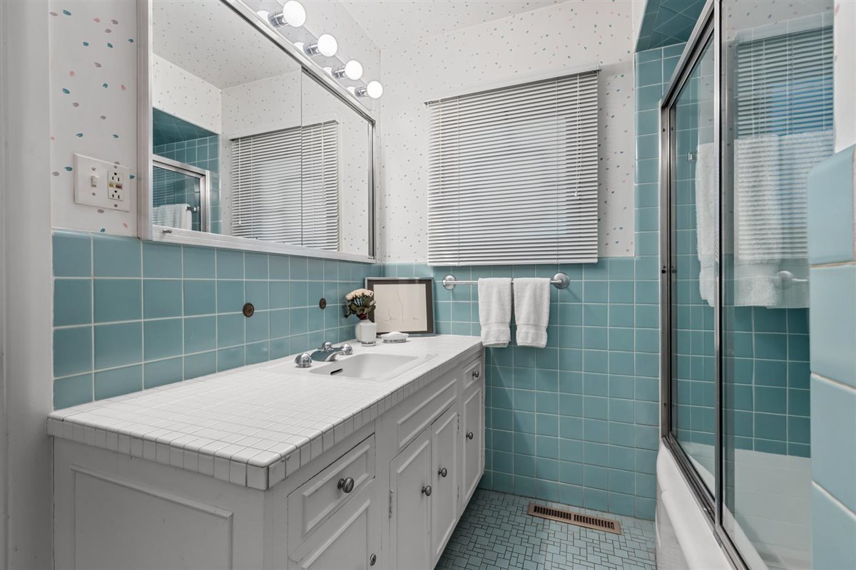 356 Sheridan Road Glencoe, IL 60022 - Photo 23 of 33 a bathroom with a sink shower and a mirror