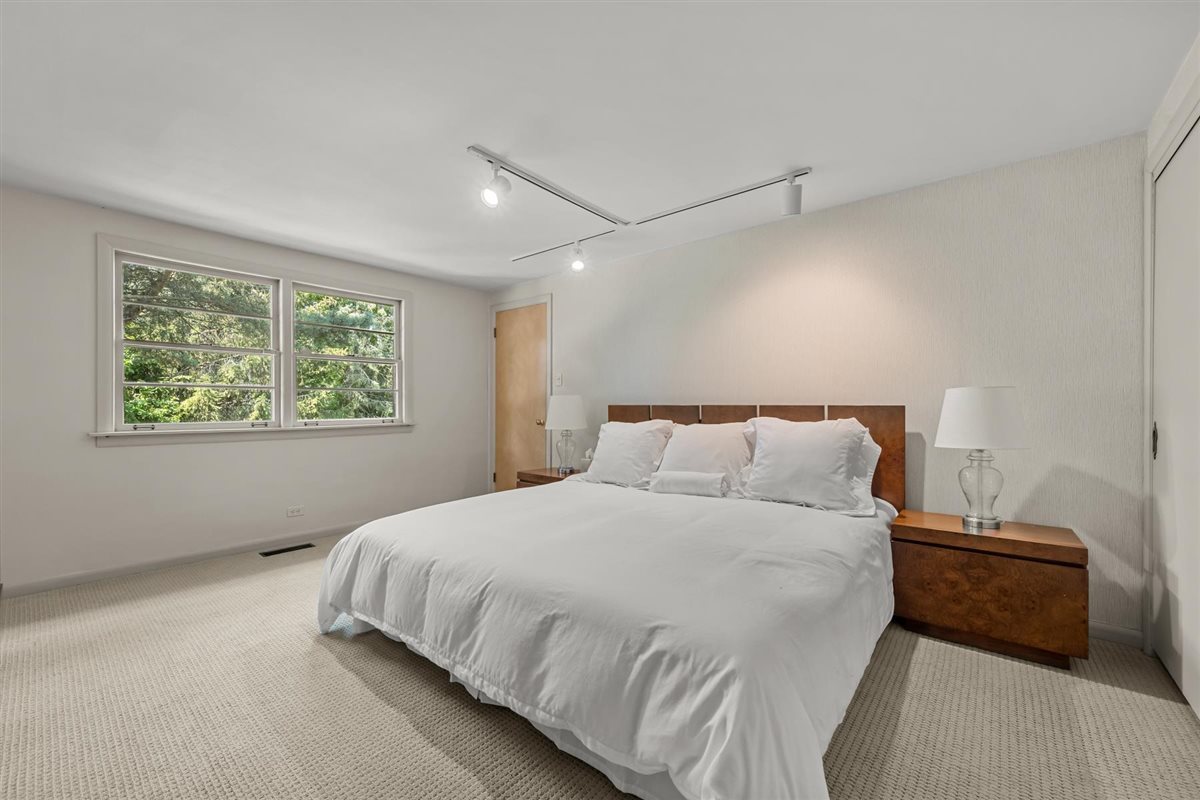 356 Sheridan Road Glencoe, IL 60022 - Photo 24 of 33 a bedroom with a bed and a window