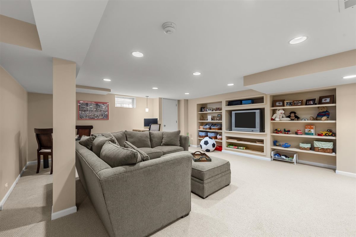 356 Sheridan Road Glencoe, IL 60022 - Photo 26 of 33 a living room with furniture and a flat screen tv