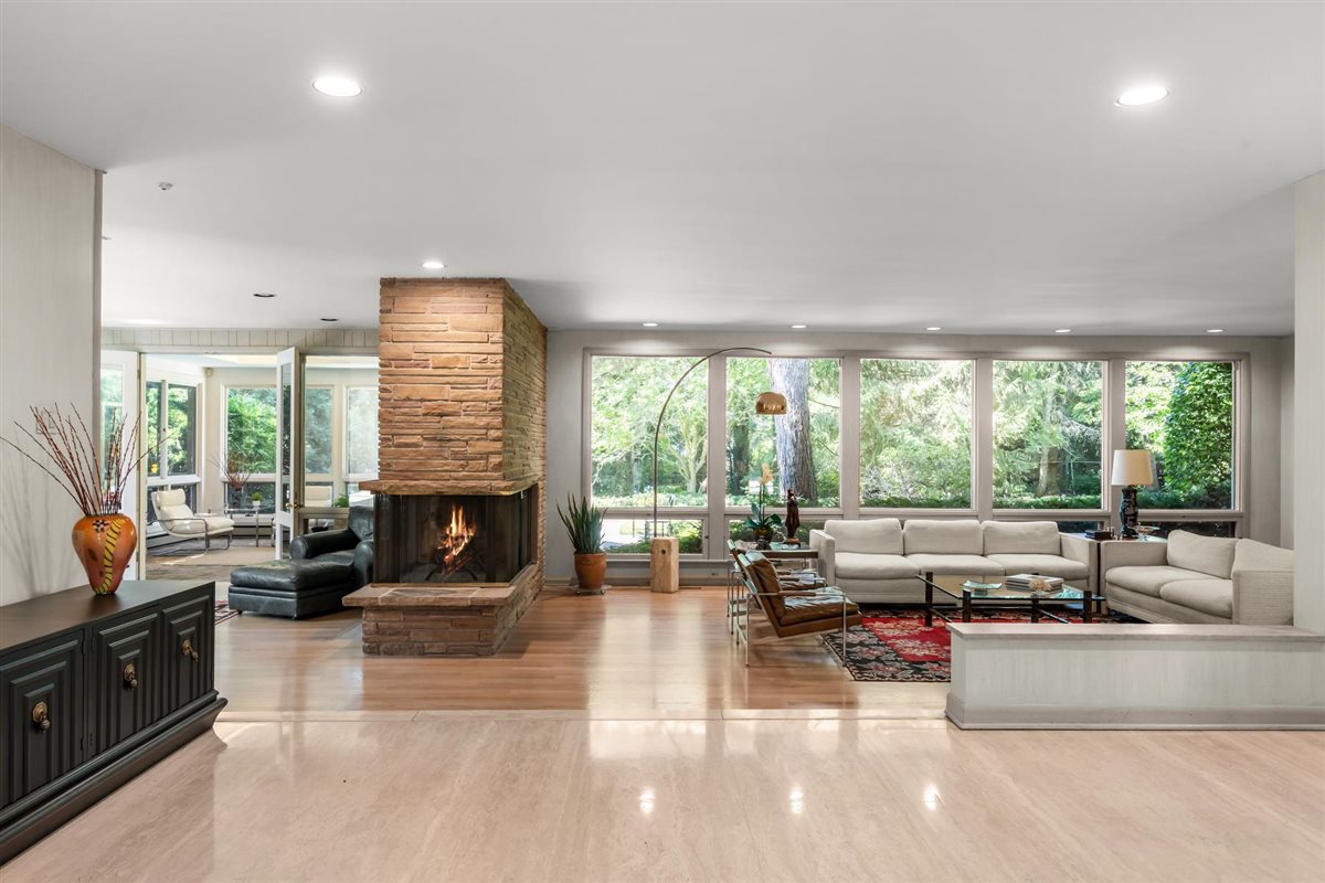 356 Sheridan Road Glencoe, IL 60022 - Photo 4 of 33 a living room with furniture and a large window