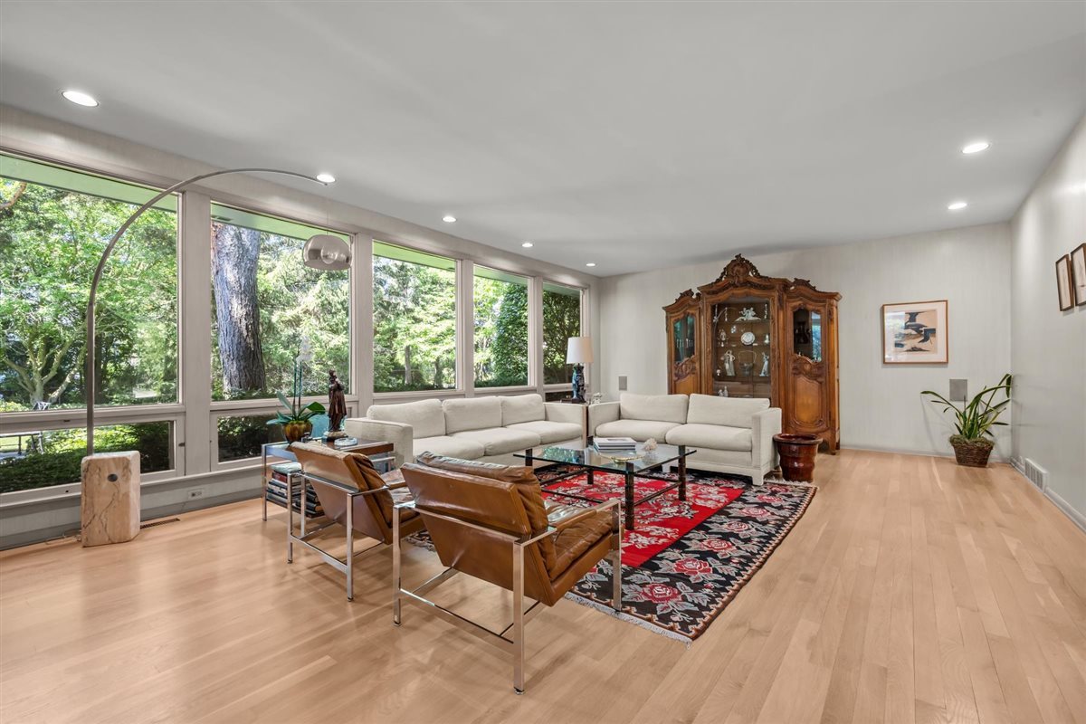 356 Sheridan Road Glencoe, IL 60022 - Photo 6 of 33 a living room with furniture and a large window