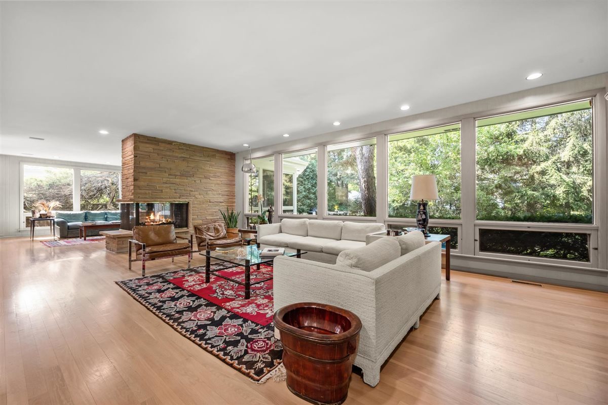 356 Sheridan Road Glencoe, IL 60022 - Photo 8 of 33 a living room with furniture and a flat screen tv