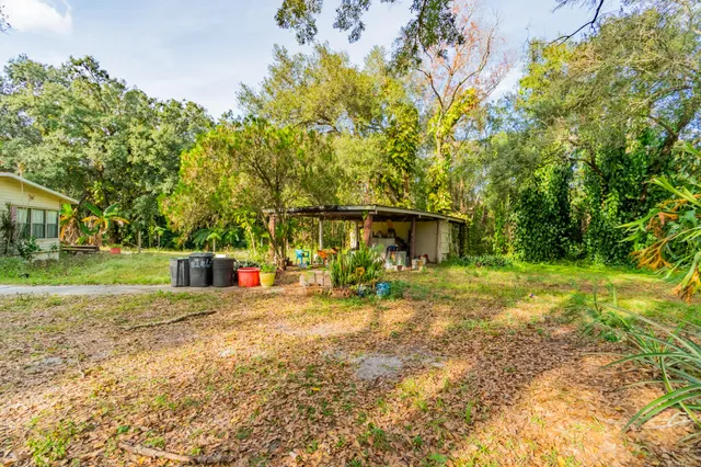 a view of yard with green space