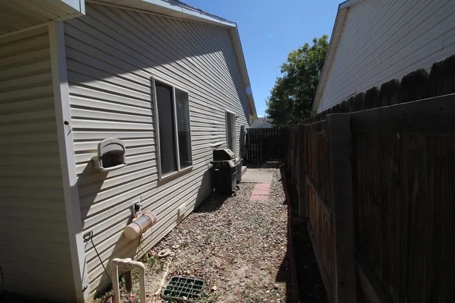 a view of a backyard