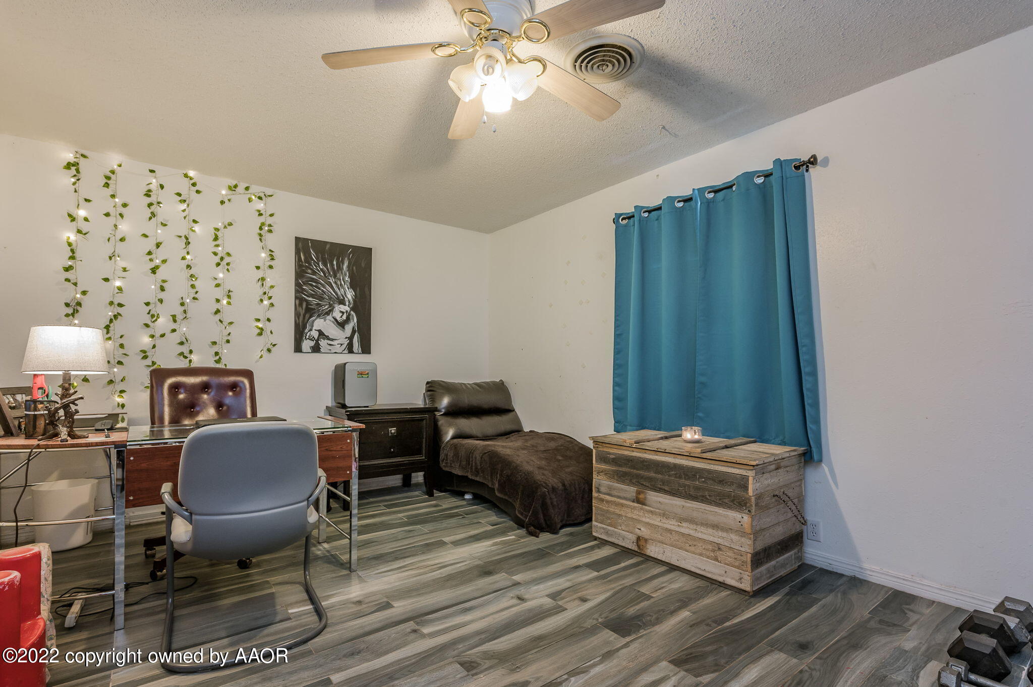 5110 Shawnee Trail Amarillo, TX 79109 - Photo 4 of 22 a living room with furniture a lamp and a rug