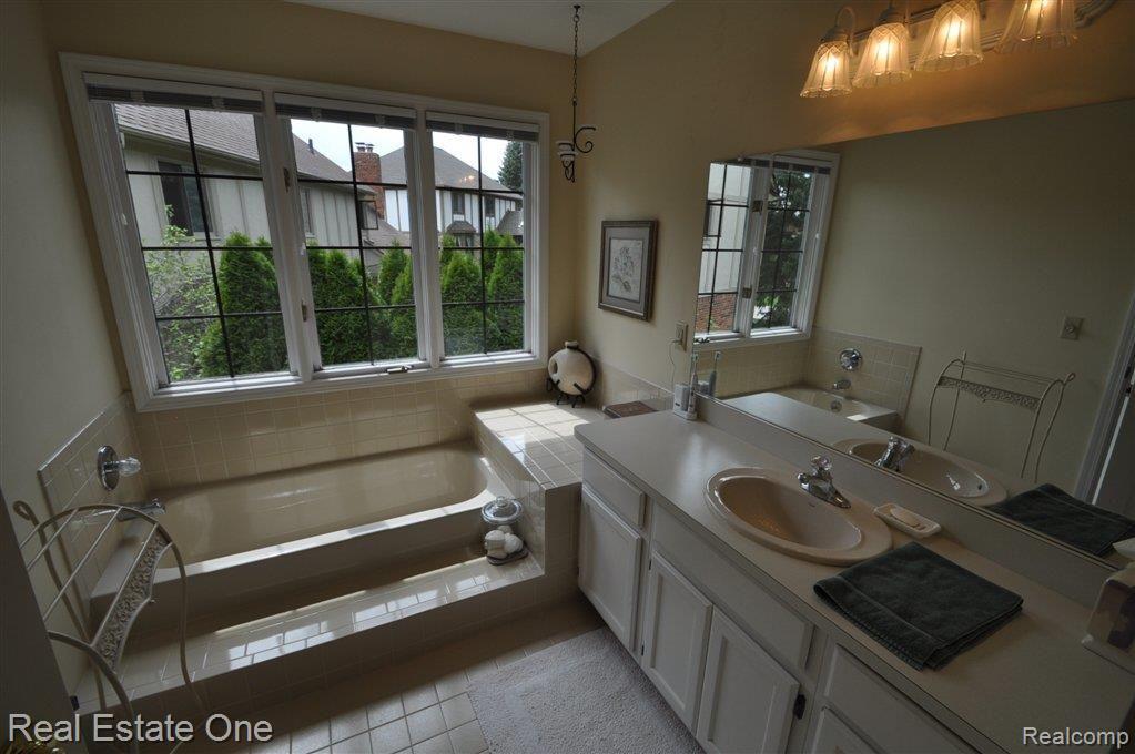 3352 Summit Ridge Drive Rochester, MI 48306 - Photo 16 of 25 Sunken tub & separate shower
