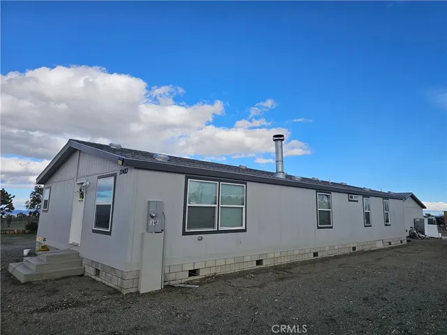 a view of a house with backyard