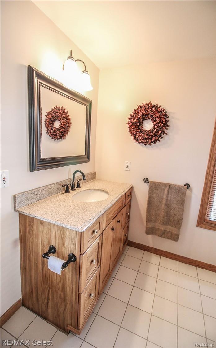 10309 Bennett Lake Road Fenton, MI 48430 - Photo 45 of 79 blbathfull.jpg