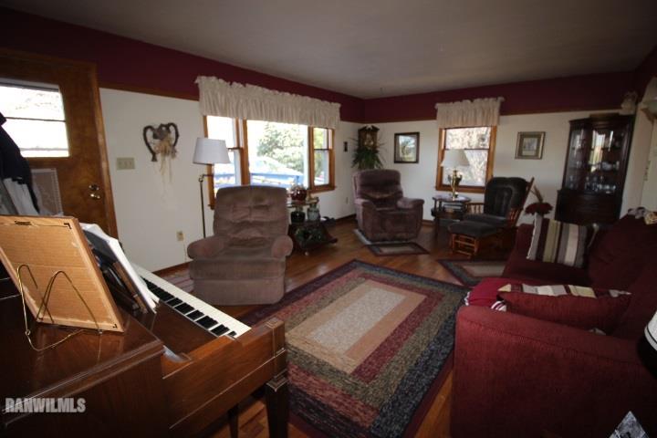 7559 West Dublin Road Freeport, IL 61032 - Photo 7 of 22 a living room with furniture