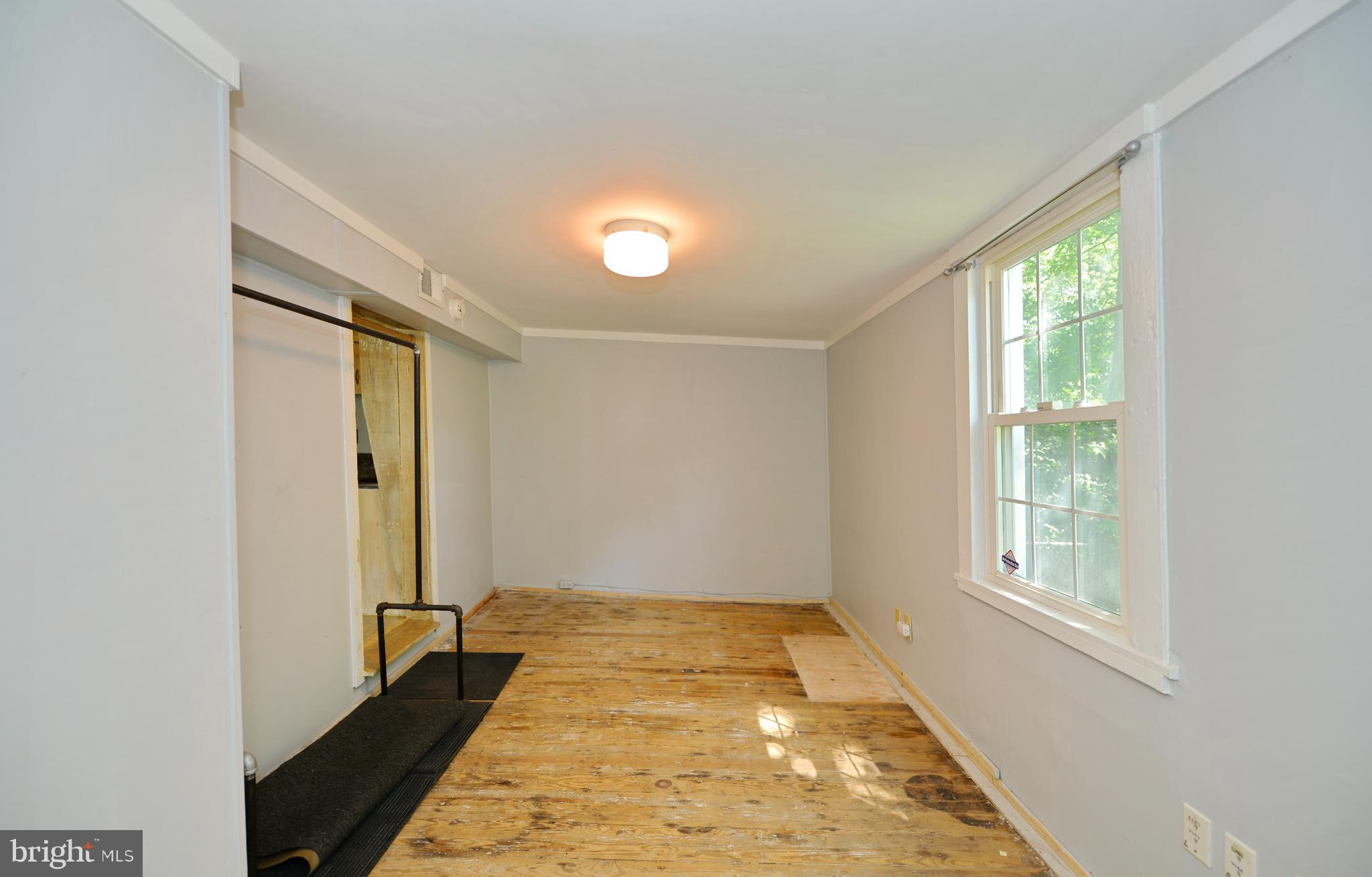 36610 Jeb Stuart Road Purcellville, VA 20132 - Photo 11 of 34 Main level bedroom off living area