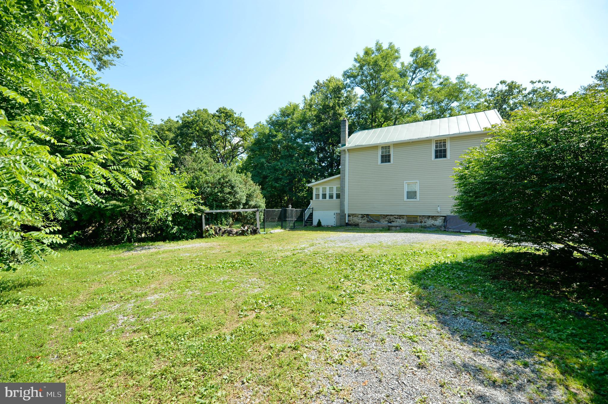 36610 Jeb Stuart Road Purcellville, VA 20132 - Photo 28 of 34 Side yard/parking area