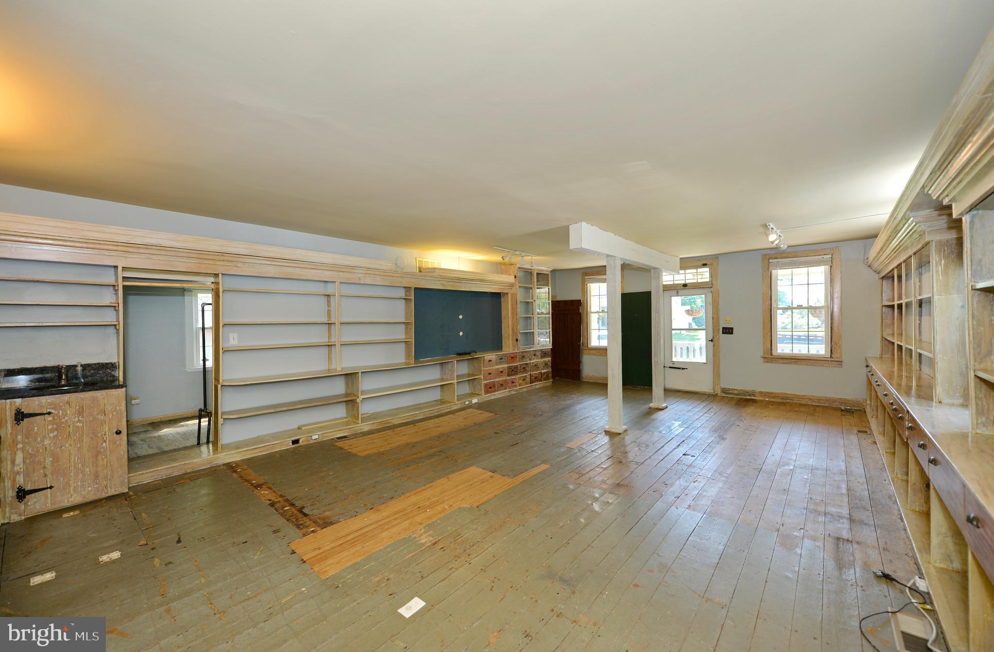 36610 Jeb Stuart Road Purcellville, VA 20132 - Photo 8 of 34 Main level "store"/living area