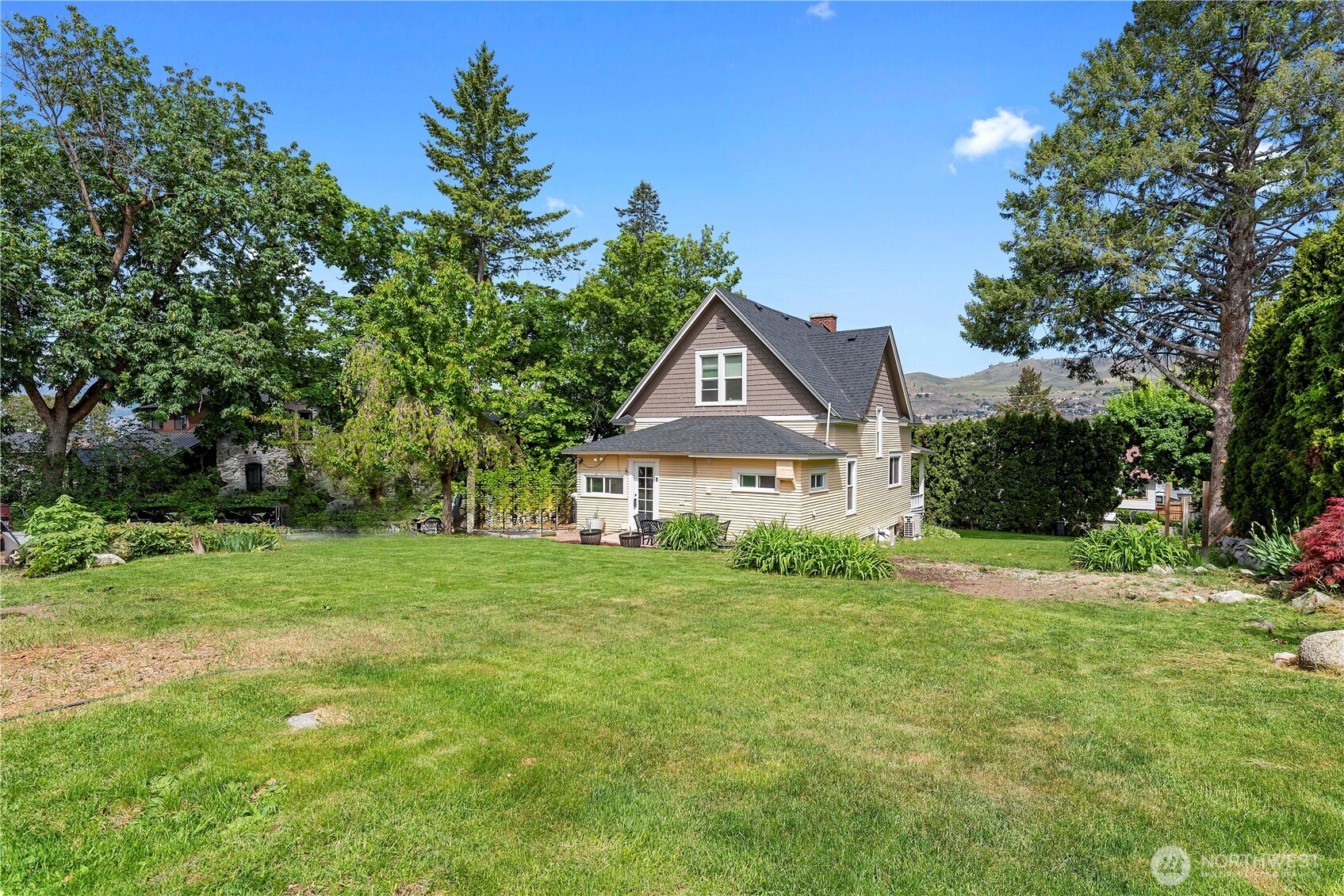 2217 West Prospect Street Chelan, WA 98816 - Photo 2 of 25