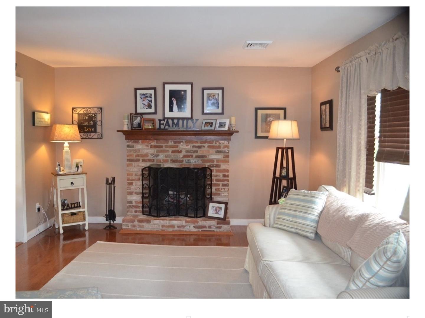 40 Clover Road Warminster, PA 18974 - Photo 10 of 20 Living Room