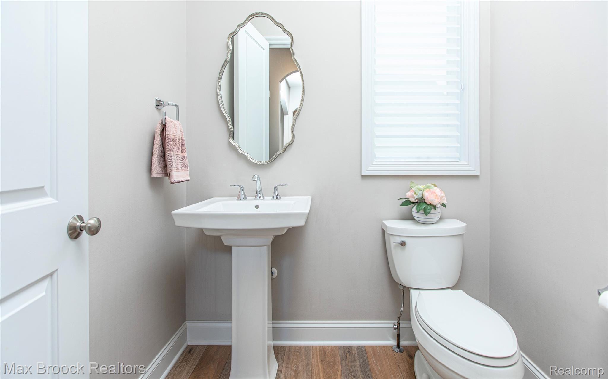 909 Corbin Road Rochester, MI 48307 - Photo 15 of 30 Powder Room.jpg