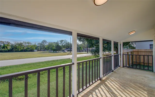 a view of backyard with garden