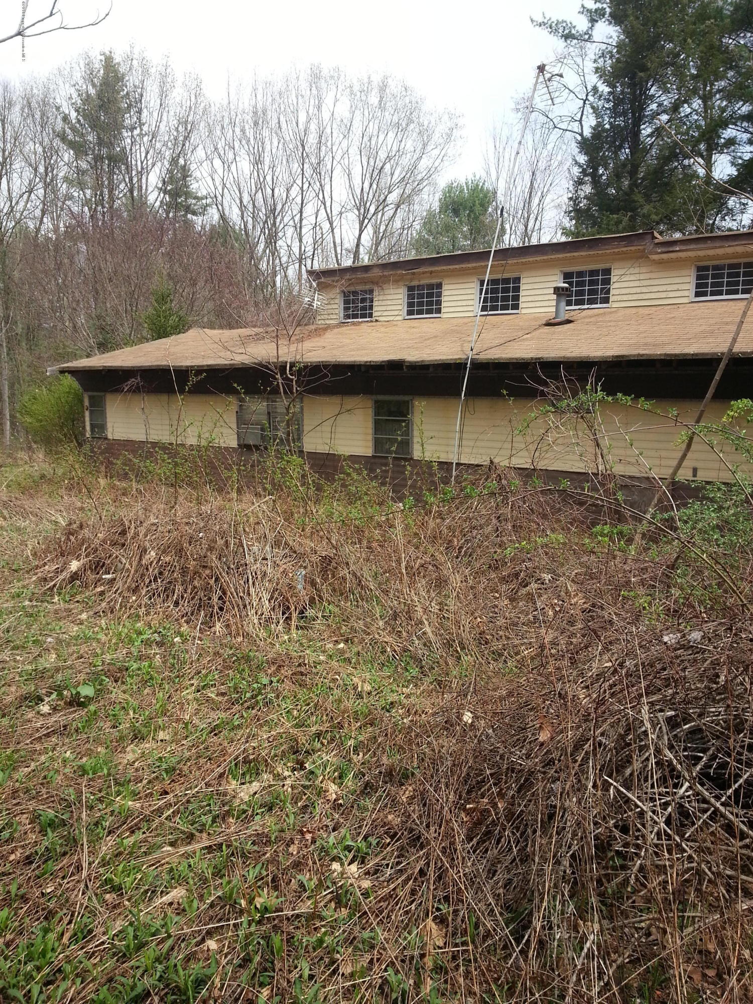 9 Cove Road Tunkhannock, PA 18657 - Photo 2 of 10 a backyard of a house with table and chairs