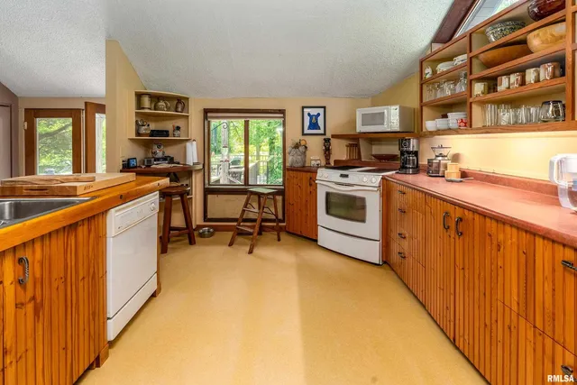 a bed room with a bed and a closet