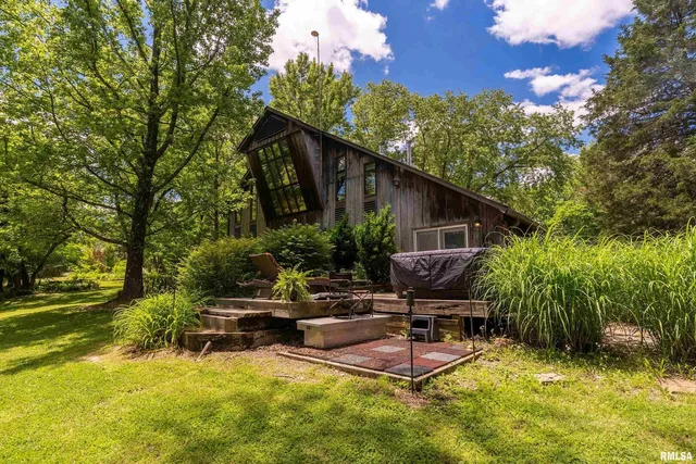 a view of backyard with sitting area and garden