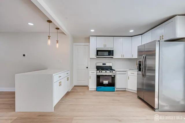 $636,000 | 20 Starling Drive, Kendall Park, NJ 08824