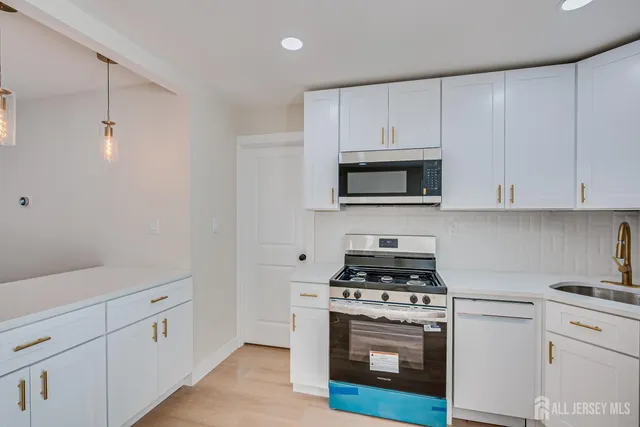 $636,000 | 20 Starling Drive, Kendall Park, NJ 08824