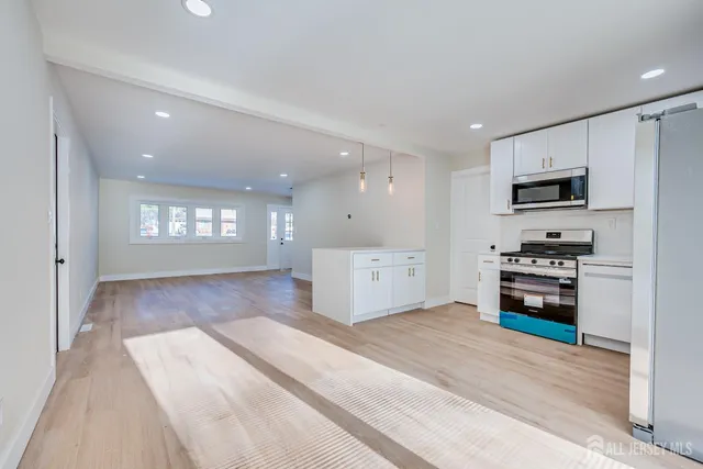 $636,000 | 20 Starling Drive, Kendall Park, NJ 08824