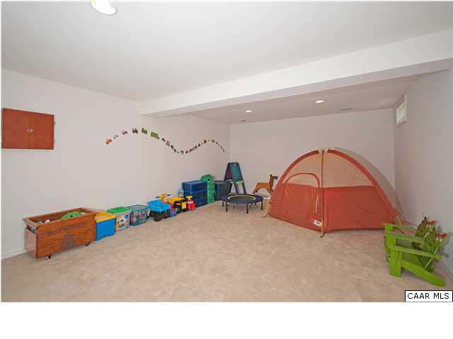 1099 Willow Ridge Road Troy, VA 22974 - Photo 19 of 39 a room with a bed and a potted plant