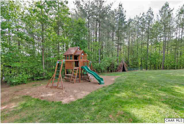 1099 Willow Ridge Road Troy, VA 22974 - Photo 36 of 39 a backyard of a house with table and chairs