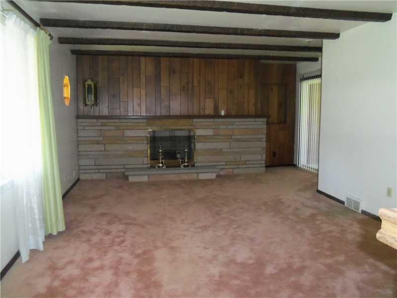 1107 Country Club Road Monongahela, PA 15063 - Photo 7 of 10 Living Room.