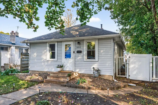 $325,000 | 1812 Carl Street, Lauderdale, MN 55113