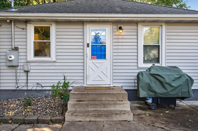 $325,000 | 1812 Carl Street, Lauderdale, MN 55113