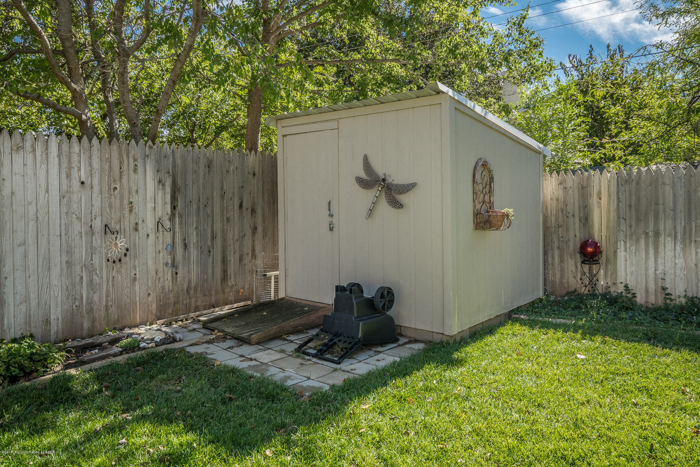 6709 Jameson Road Amarillo, TX 79106 - Photo 21 of 23 a backyard of a house