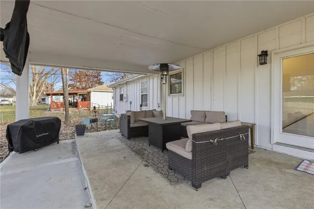 $300,000 | 504 East Oak Street, Olathe, KS 66061