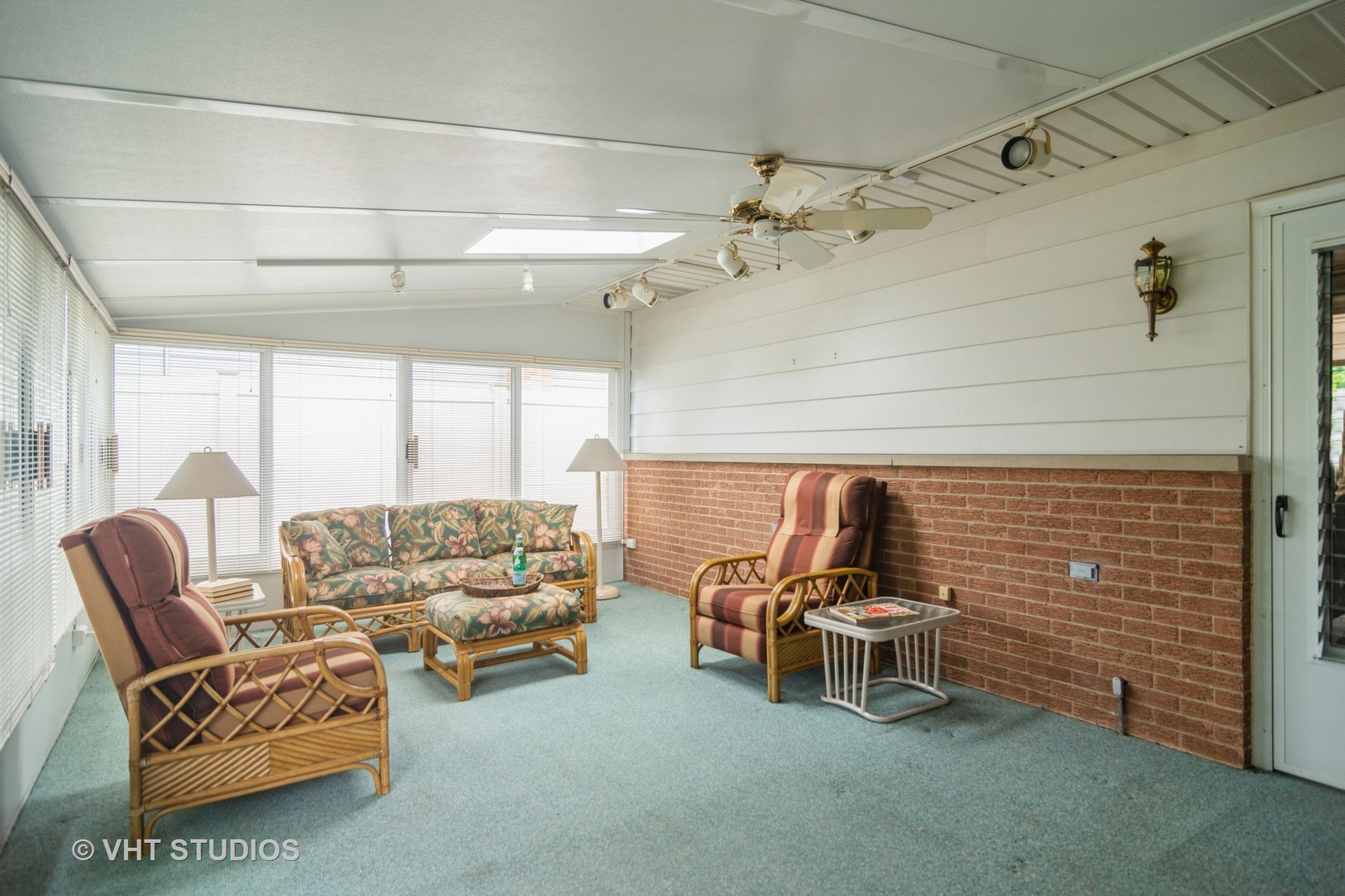 174 Lance Drive Des Plaines, IL 60016 - Photo 25 of 25 a living room with furniture and a ceiling fan