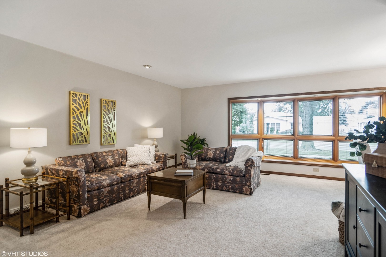 174 Lance Drive Des Plaines, IL 60016 - Photo 3 of 25 a living room with furniture and a large window