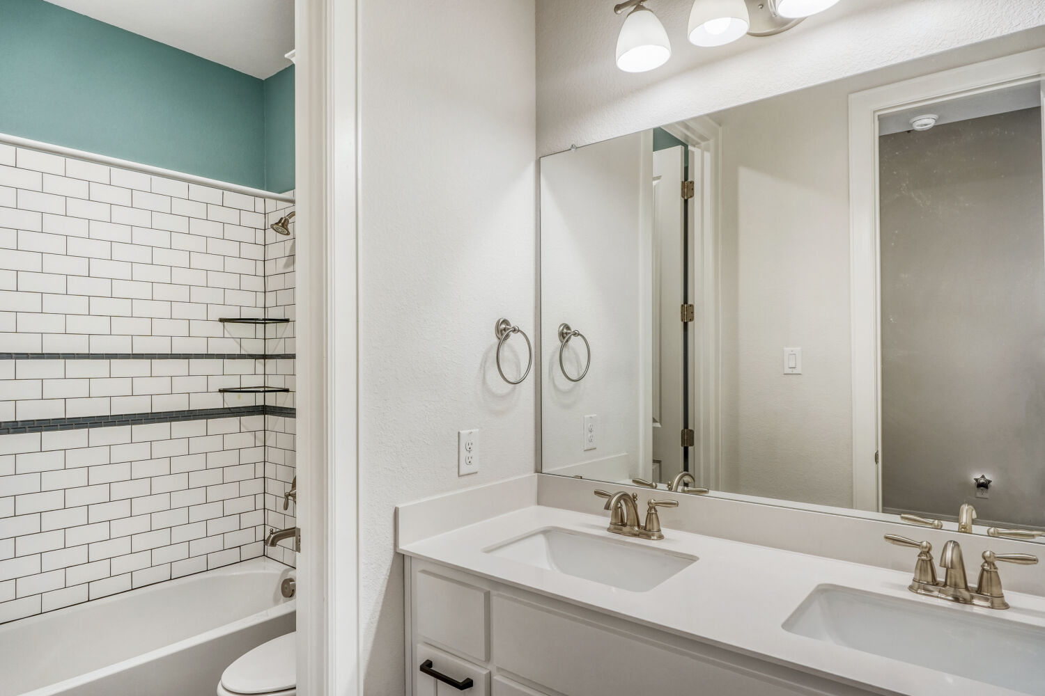 1401 Calago Cove Leander, TX 78641 - Photo 23 of 40 a bathroom with a bathtub and a sink
