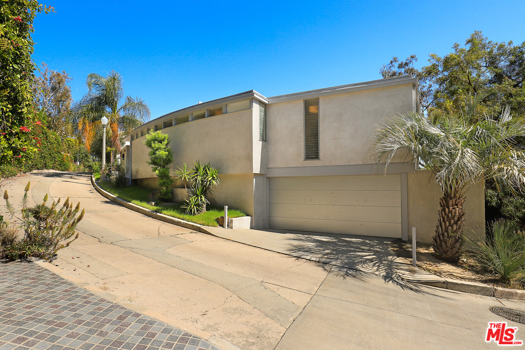 9370 Claircrest Drive Beverly Hills, CA 90210 - Photo 2 of 27