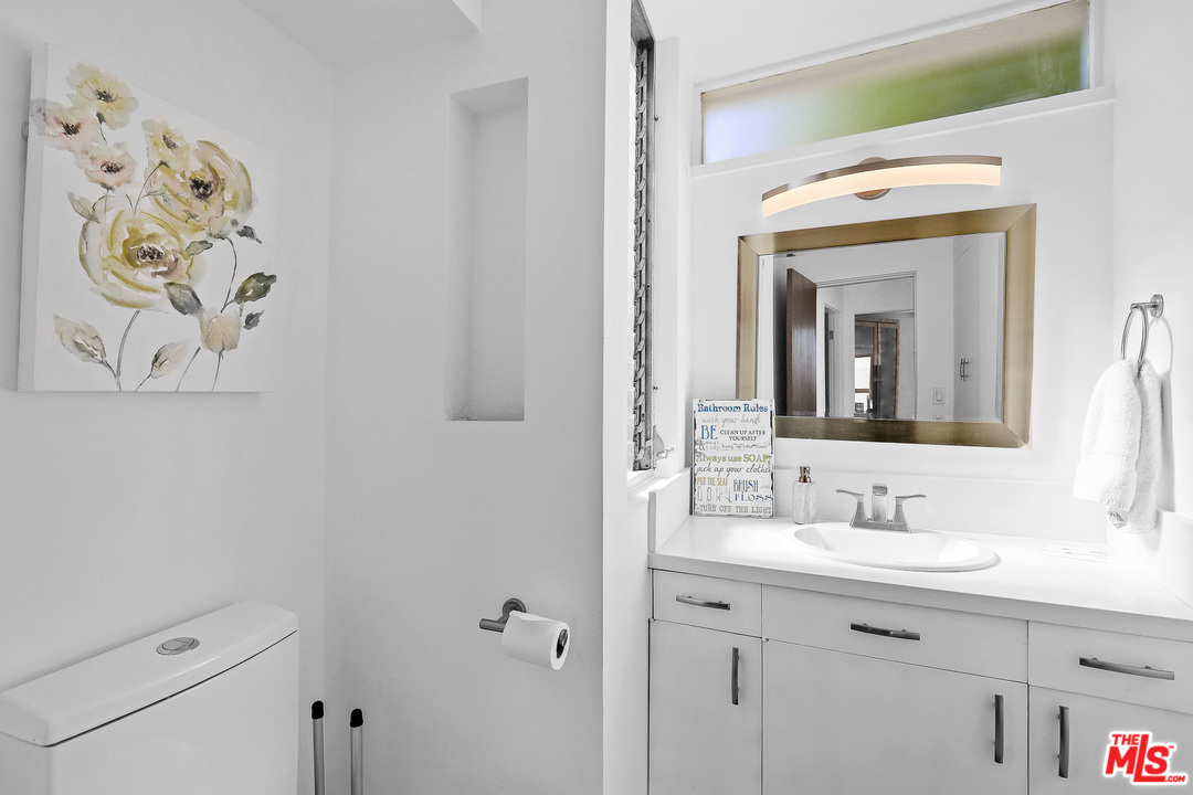 9370 Claircrest Drive Beverly Hills, CA 90210 - Photo 12 of 27