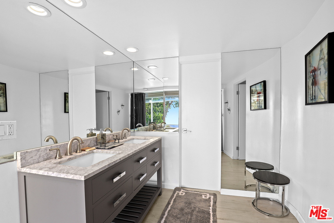 9370 Claircrest Drive Beverly Hills, CA 90210 - Photo 17 of 27