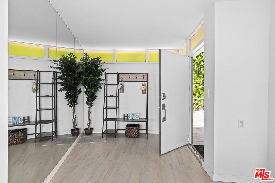 9370 Claircrest Drive Beverly Hills, CA 90210 - Photo 3 of 27