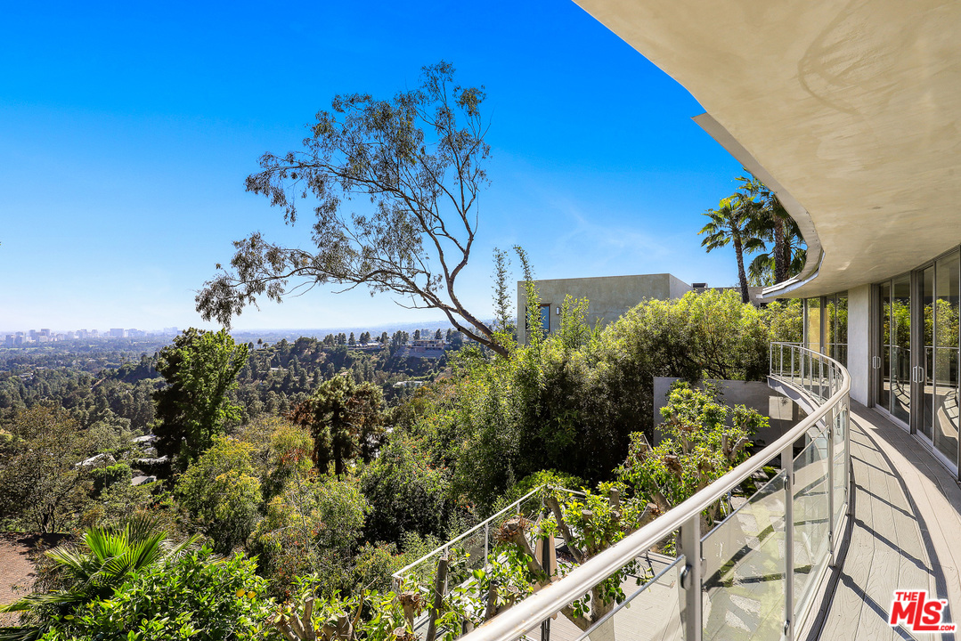 9370 Claircrest Drive Beverly Hills, CA 90210 - Photo 21 of 27