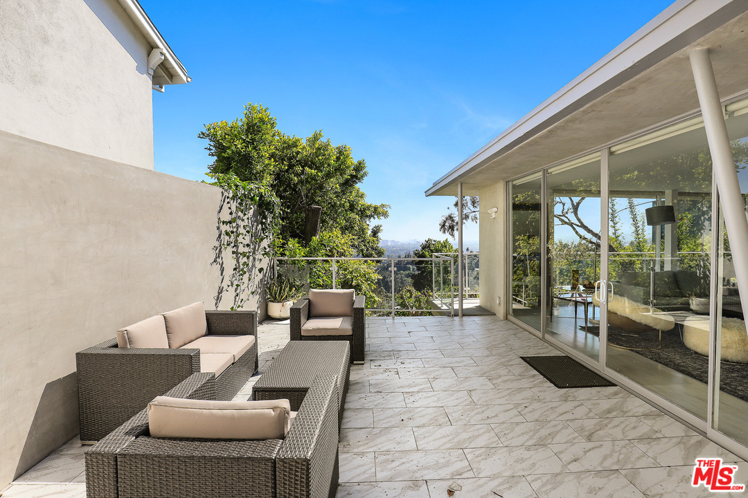 9370 Claircrest Drive Beverly Hills, CA 90210 - Photo 24 of 27