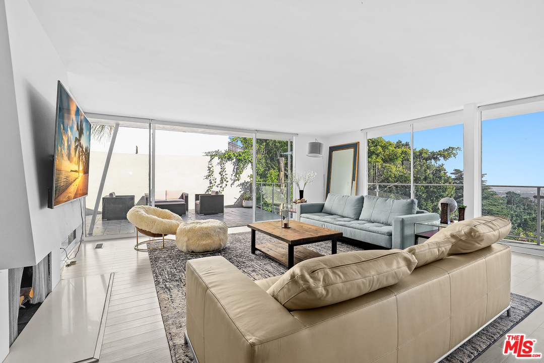 9370 Claircrest Drive Beverly Hills, CA 90210 - Photo 4 of 27