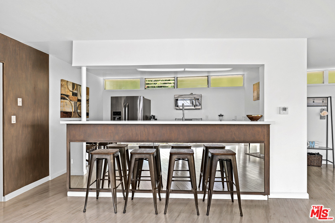 9370 Claircrest Drive Beverly Hills, CA 90210 - Photo 10 of 27