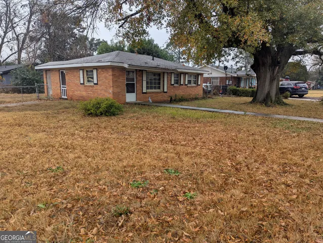 a view of a yard with a house