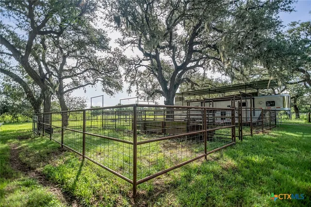 a view of a back yard of the house and green space