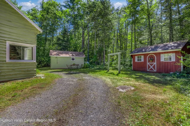 a view of a house with backyard and garden