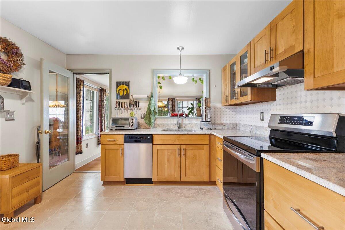 2023 Mc Clellan Street Schenectady, NY 12308 - Photo 3 of 33 19-IMG_7899